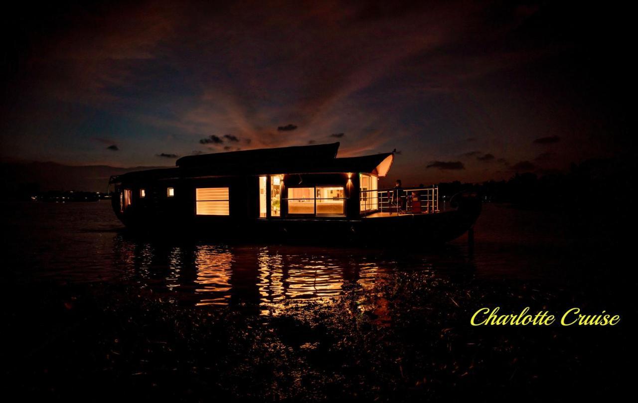 ホテル Charlotte Cruise House Boat アーラップーザ県 エクステリア 写真