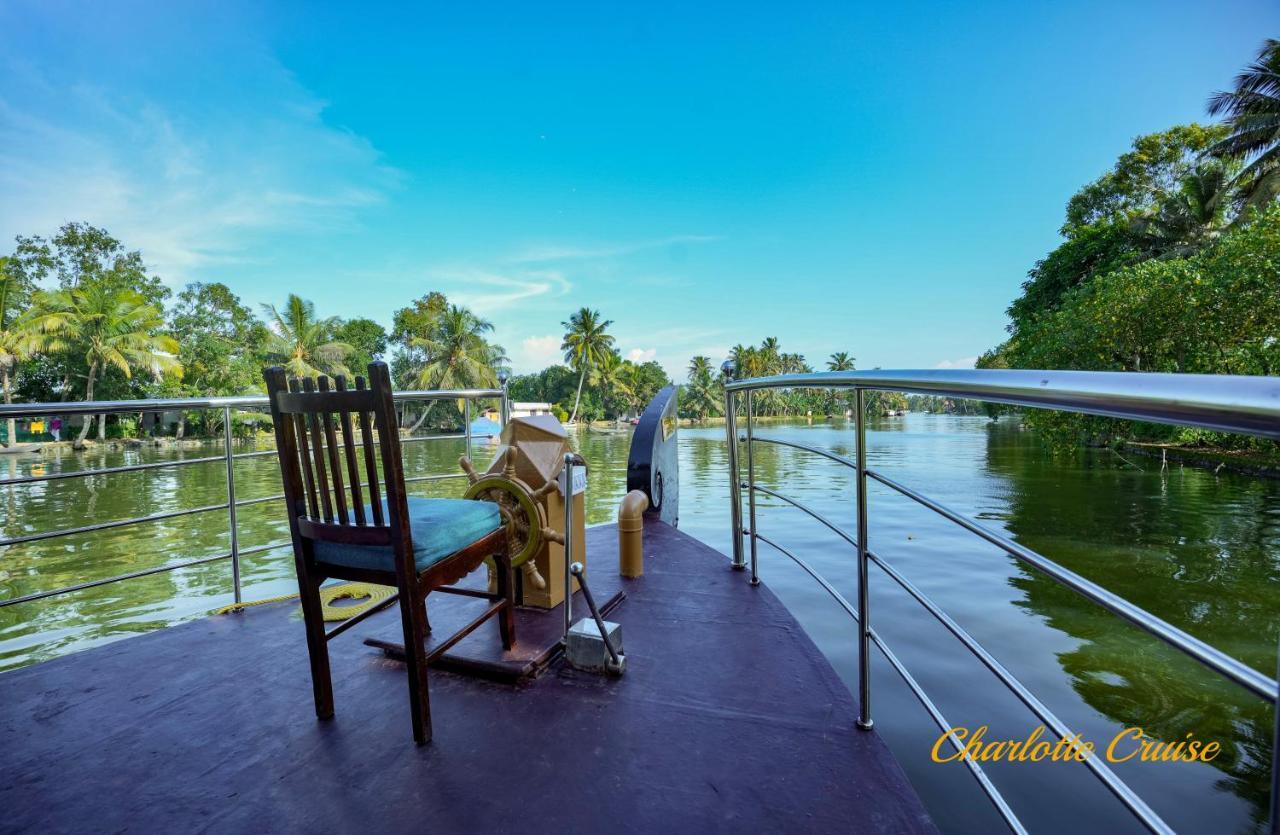 ホテル Charlotte Cruise House Boat アーラップーザ県 エクステリア 写真