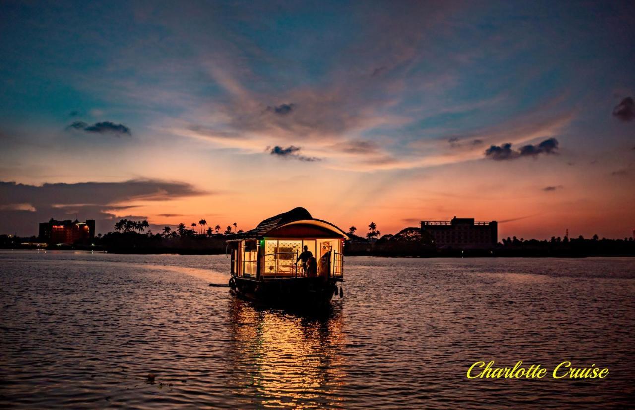 ホテル Charlotte Cruise House Boat アーラップーザ県 エクステリア 写真