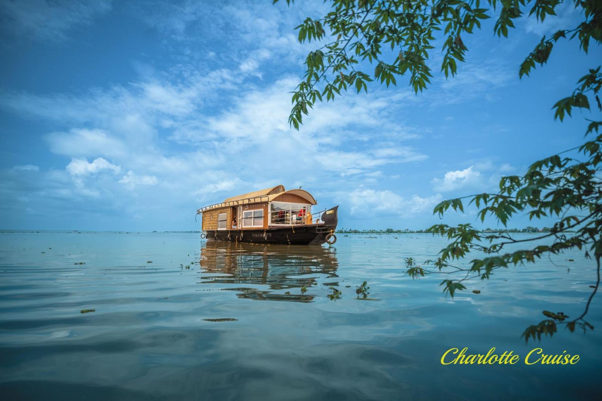 ホテル Charlotte Cruise House Boat アーラップーザ県 エクステリア 写真