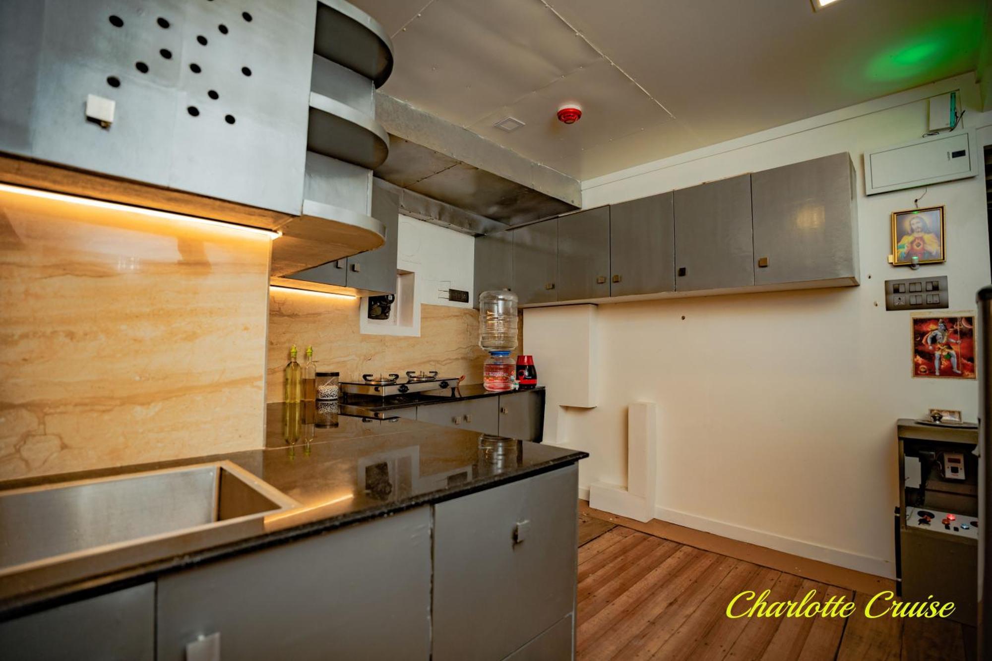 ホテル Charlotte Cruise House Boat アーラップーザ県 エクステリア 写真