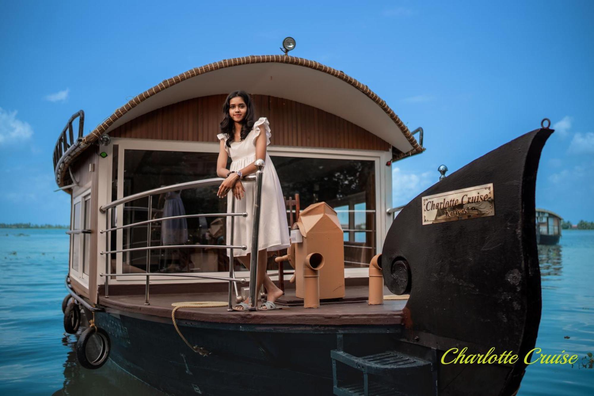 ホテル Charlotte Cruise House Boat アーラップーザ県 エクステリア 写真